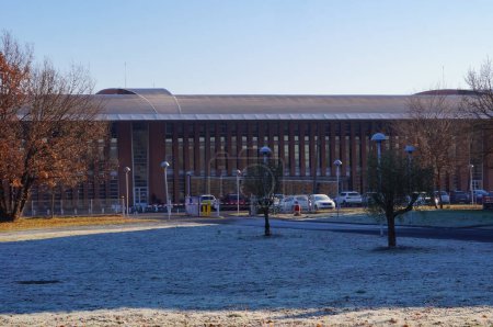 Foto de Albi, Francia - Feb. 2022 - Campus y fachada frontal del edificio principal de IMT Mines Albi, una reconocida "Gran Escuela de Ingenieros" francesa y miembro del prestigioso Instituto Mines-Telecom - Imagen libre de derechos