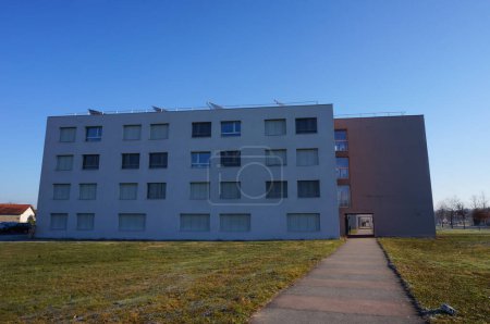 Téléchargez les photos : Albi, France - Février 2022 - Installation moderne en béton abritant une résidence étudiante, construite le long d'une passerelle qui traverse le campus d'IMT Mines Albi, une école d'ingénieurs de l'Institut Mines-Tlcom - en image libre de droit