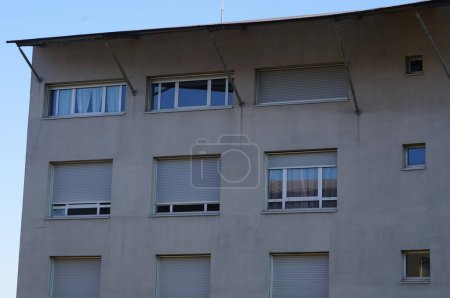 Foto de Albi, Francia - Feb. 2022 - Fachada de hormigón y ventanas de uno de los bloques de apartamentos construidos para acoger a los estudiantes de IMT Mines Albi, una escuela de ingeniería del Instituto Mines-Telecom - Imagen libre de derechos