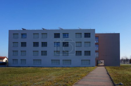 Téléchargez les photos : Albi, France - Février 2022 - Installation moderne en béton abritant une résidence étudiante, construite le long d'une passerelle qui traverse le campus d'IMT Mines Albi, une école d'ingénieurs de l'Institut Mines-Telecom - en image libre de droit