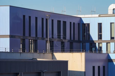 Foto de Albi, Francia - enero de 2022 - Sede regional e instalaciones técnicas de Enedis, la empresa que gestiona la red eléctrica francesa, alojada en edificios azules y modernos en el Parque Industrial Albi-Innoprod - Imagen libre de derechos