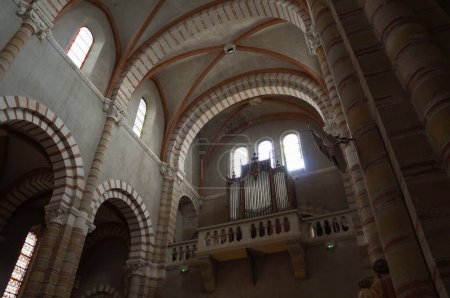Foto de Albi, Francia - 9 de abril de 2023 - Techo alto con una mezcla de bóvedas románicas y góticas, vitrales y órgano tipo loft dentro de la nave de Saint-Joseph 's, una iglesia construida en el siglo XVIII - Imagen libre de derechos