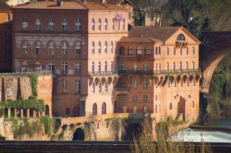 Foto de Antiguas casas adosadas de ladrillo construidas en el terraplén, en la histórica ciudad de Albi, en el sur de Francia, con vistas al río Tarn - Imagen libre de derechos