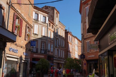 Téléchargez les photos : Anciennes maisons de ville traditionnelles en brique construites sur le remblai, dans la ville historique d'Albi, dans le sud de la France, surplombant le Tarn - en image libre de droit