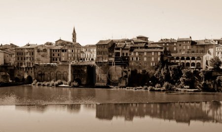 Téléchargez les photos : Bâtiments anciens sur la rive droite d'Albi ("la Toscane française"), dominés par l'église Madeleine, au bord du Tarn - en image libre de droit