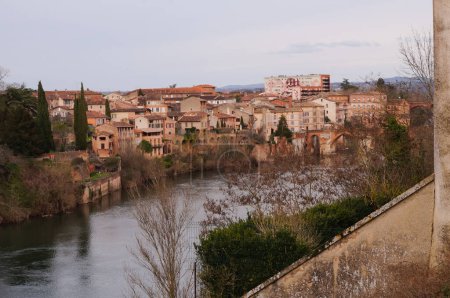 Téléchargez les photos : Vue sur la ville médiévale d'Albi, en France, avec le Tarn, le Pont-Vieux, le Palais de la Berbie et la Cathédrale Sainte-Ccile - en image libre de droit