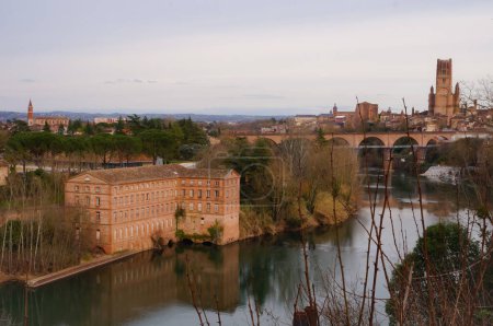 Téléchargez les photos : Vue sur la ville médiévale d'Albi, en France, avec le Tarn, le Pont-Vieux, le Palais de la Berbie et la Cathédrale Sainte-Ccile - en image libre de droit