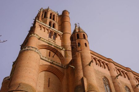 Téléchargez les photos : Vue en angle bas du clocher de 78 mètres de haut de la cathédrale Sainte-Ccile médiévale d'Albi, en France ; ce site gothique du patrimoine mondial de l'UNESCO est le plus grand bâtiment construit en brique au monde. - en image libre de droit