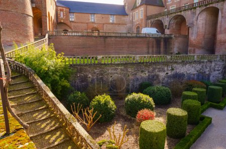 Foto de Albi, Francia - Marzo 2021 - setos en forma en el jardín de estilo francés del Palacio Episcopal de Berbie (Museo Toulouse-Lautrec), dentro del Patrimonio de la Humanidad, diseñado en el siglo XVII por Le Ntre - Imagen libre de derechos