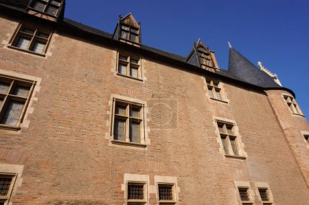 Foto de Albi, Francia - Agosto de 2021 - Fachada exterior del Palacio del Berbie, en Quai Choiseul; el castillo, ahora un museo, era una antigua residencia episcopal y se encuentra dentro de un Patrimonio de la Humanidad por la UNESCO - Imagen libre de derechos