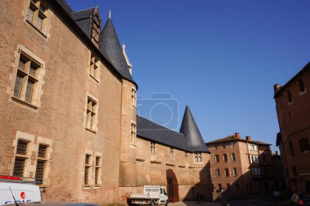 Téléchargez les photos : Albi, France - Août 2021 - Façade extérieure du Palais de la Berbie, sur le quai Choiseul ; le château, maintenant un musée, était une ancienne résidence épiscopale et est situé dans un site du patrimoine mondial de l'UNESCO - en image libre de droit
