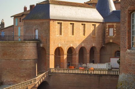 Téléchargez les photos : Albi, France - Août 2021 - Façade extérieure du Palais de la Berbie, sur le quai Choiseul ; le château, maintenant un musée, était une ancienne résidence épiscopale et est situé dans un site du patrimoine mondial de l'UNESCO - en image libre de droit