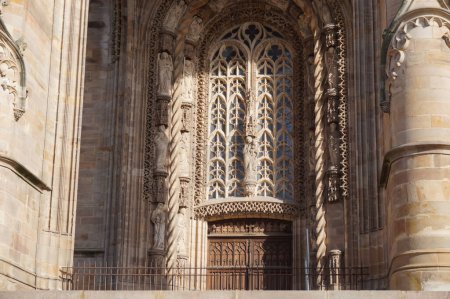 Téléchargez les photos : Vitrail voûté, orné d'un décor gothique flamboyant en pierre finement travaillée, au-dessus de la porte d'entrée du portail du XVe siècle de la cathédrale Sainte-Ccile, à Albi, Sud de la France - en image libre de droit
