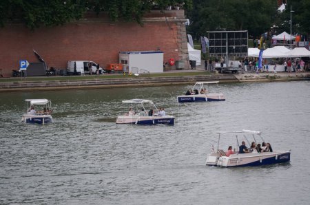 Foto de Toulouse, Francia - 30 de junio de 2023 - Unas cuantas embarcaciones de recreo que navegan libremente por el río Garona, entre Port de la Daurade y Port Viguerie; estas embarcaciones eléctricas son operadas por una compañía local de alquiler - Imagen libre de derechos