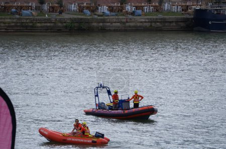 Foto de Toulouse, Francia - 2 de julio de 2023 - Dos botes salvavidas del SNSM, las organizaciones francesas de rescate marítimo, navegan en el Garona, como parte de las medidas de seguridad adoptadas para un evento que tiene lugar a orillas del río. - Imagen libre de derechos