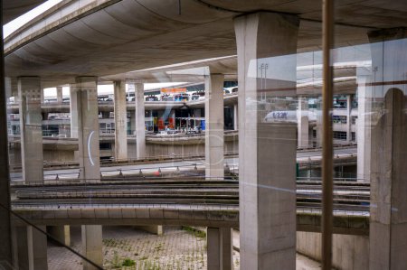 Téléchargez les photos : Aéroport Paris-Roissy Charles de Gaulle - Juillet 2019 - Infrastructures futuristes massives : aménagement complexe de ponts superposés à proximité du dépôt et des parkings, avec ponts et piliers visibles en béton - en image libre de droit