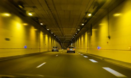 Téléchargez les photos : Tunnel de voiture avec deux voitures sur la route - en image libre de droit