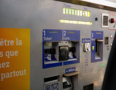 Foto de Toulouse, Francia - Agosto de 2020 - Terminal automatizada de un banco en una puerta de peaje en una autopista operada por un concesionario privado, con puntos de pago para tarjetas de crédito (incluidas las sin contacto) y efectivo - Imagen libre de derechos