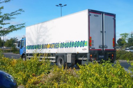 Téléchargez les photos : Albi, France - Août 2020 - Un camion de livraison d'une société de transport routier basée à Castres, dans le parking du centre commercial Portes d'Albi, après avoir approvisionné l'hypermarché local E. Leclerc - en image libre de droit