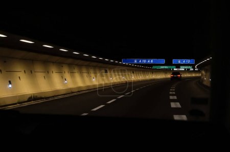 Foto de Yvelines, Francia - Dic. 2020 - Señalización en el interior del túnel de 10 kilómetros de longitud de la autopista Dúplex A86, que une Rueil-Malmaison con Velizy, en la región de París, pasando a la clandestinidad - Imagen libre de derechos