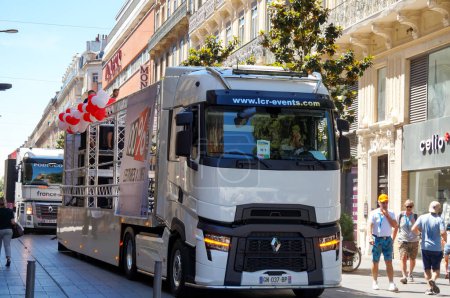 Foto de Toulouse, Francia - 10 de junio de 2023 - Un semirremolque remolcando un estudio móvil para el canal de radio "100%", para la cobertura de un evento; el modelo es un T High, del fabricante francés Renault Trucks - Imagen libre de derechos