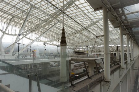 Téléchargez les photos : Aéroport Paris-Roissy Charles de Gaulle - Juillet 2019 - Infrastructures futuristes massives : la verrière et le tambour métallique, soutenus par des piliers et des poutres en acier, dans la gare au-dessus du quai - en image libre de droit
