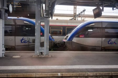 Foto de Toulouse, Francia - Marzo 2020 - Dos vagones X 73500 acoplados en la plataforma, producidos por los fabricantes franceses Alstom y De Dietrich, operados por SNCF en la red TER (Regional Express Transport) - Imagen libre de derechos