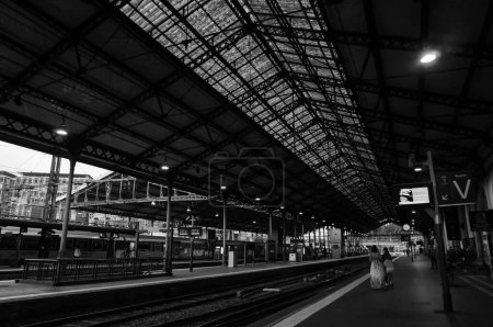Foto de Toulouse, Francia - Ene. 2020 - Noche de tiro en blanco y negro del dosel que sobresale de las plataformas y pistas encubiertas de la estación de tren de Toulouse-Matabiau y que cuenta con un techo de cristal en un marco de metal - Imagen libre de derechos
