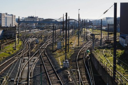 Foto de Reims, Francia - Feb. 2022 - Paisaje ferroviario, con varias vías e interruptores de ferrocarril, torres eléctricas, en la Estación Central de Tren ("Gare centre"), vista desde el puente de la Avenida de Laon - Imagen libre de derechos