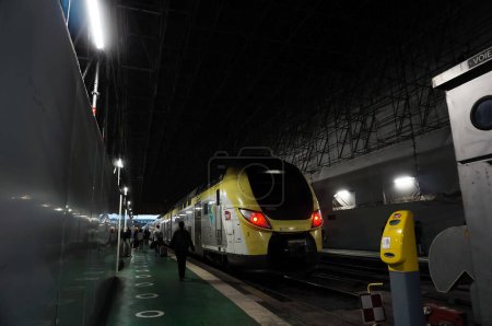 Foto de París, Francia - Sept. 2022 - Un tren expreso regional (TER) de dos pisos en la plataforma de la estación de tren de Austerlitz, operado por la compañía de transporte SNCF para la región Centro-Val-de-Loire - Imagen libre de derechos