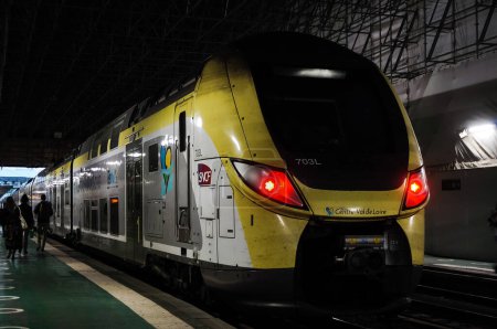 Foto de París, Francia - Sept. 2022 - Un tren expreso regional (TER) de dos pisos en la plataforma de la estación de tren de Austerlitz, operado por la compañía de transporte SNCF para la región Centro-Val-de-Loire - Imagen libre de derechos