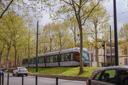 Téléchargez les photos : Toulouse, France - Avril 2019 - Un tramway français moderne installé à Alles Jules Guesde, produit par Alstom et conçu par Airbus, sur ses pistes bordées d'arbres, composé de trois voitures et deux unités motrices - en image libre de droit