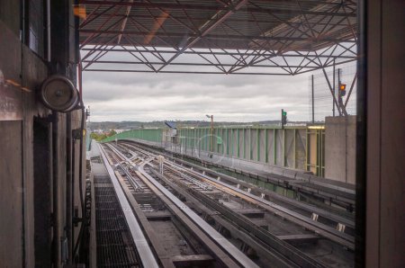 Téléchargez les photos : Toulouse, France -Sept. 2019- Chemins de fer du métro, avec un point de commutation et panneau ferroviaire, au viaduc de la gare Jolimont, sur la ligne A, avec un cadre métallique, collines de Balma à l'arrière-plan - en image libre de droit