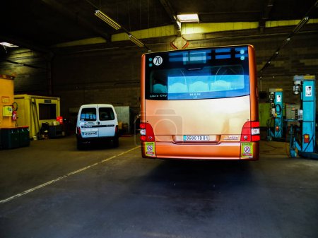 Téléchargez les photos : Albi, France - Juillet 2016 - Retour d'un bus MAN (Volkswagen) Lion's City de conception allemande, exploité par la société de transport Albi Urban Community, en réparation dans le centre de maintenance - en image libre de droit