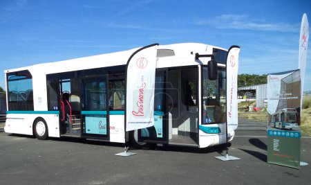 Foto de Albi, Francia - Junio 2015 - El innovador autobús urbano Businova presentado por su fabricante Safra, en la estación hidrogénica y centro de investigación del aeródromo - Imagen libre de derechos