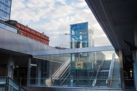 Foto de Toulouse, Francia - Julio 2020 - Nuevo acceso a la estación de metro de Jean Jaures, la estación principal de la red de metro, con un hueco de ascensor, cristales, escaleras mecánicas y escaleras mecánicas - Imagen libre de derechos