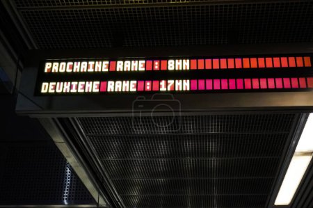 Foto de Toulouse, Francia - Julio 2020 - Pantalla de información en la estación de metro de Carmes que muestra el tiempo de espera (en minutos) antes de los dos trenes siguientes, en la línea B de la red de metro de Tisso - Imagen libre de derechos