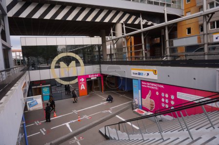 Téléchargez les photos : Toulouse, France - Octobre 2020 - Entrée de la station de métro Arenes, en bas des escaliers, sur la ligne A du métro Tisseo ; des lignes blanches sont tracées pour imposer la direction du flux et la distance sociale - en image libre de droit