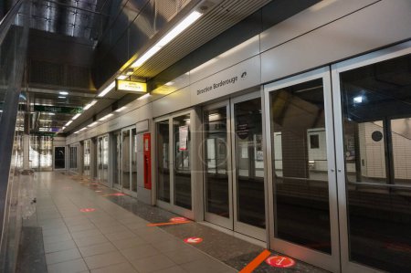 Foto de Toulouse, Francia - Agosto de 2020 - Puertas automatizadas en la plataforma de la estación de metro de Carmes, en la línea B de la red de metro sin conductor; la sala está desierta a altas horas de la noche - Imagen libre de derechos