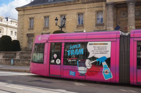 Téléchargez les photos : Vue sur le tramway dans la rue de la ville de France - en image libre de droit