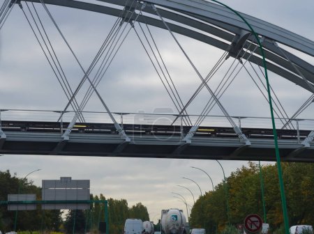 Foto de Toulouse, Francia - Oct. 2021 - Detalle en las cubiertas de acero que sostienen el viaducto de la Hers, un puente ferroviario por cable en el que pasa la línea A del metro, cerca de la estación Balma-Gramont - Imagen libre de derechos