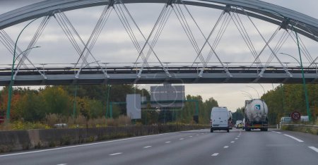 Foto de Toulouse, Francia - Oct. 2021 - El viaducto de los suyos, un puente ferroviario que soporta la línea A del metro de Tisseo, por delante de la estación terminal de Balma-Gramont, con vistas a la carretera de circunvalación A61 - Imagen libre de derechos