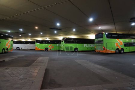 Téléchargez les photos : Paris, France - Avril 2022 - Autocars verts de la compagnie de transport Flixbus stationnés sur les quais, dans le terminal souterrain de la gare routière de Bercy, dans le 12ème arrondissement - en image libre de droit