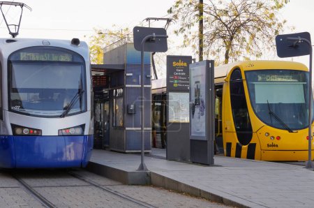 Téléchargez les photos : Mulhouse, France - Novembre 2022 - Un Siemens Avanto bleu et un Alstom Citadis jaune dirigés par la société de transport Sola, sur les quais de la gare de tramway en face de la gare centrale - en image libre de droit