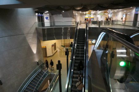 Foto de Toulouse, Francia - 18 de mayo de 2023 - Escalotores que transportan pasajeros a través de los niveles de la estación de metro de varios pisos de Saint-Michel-Marcel Langer, en la línea B de la red de metro Tisseo - Imagen libre de derechos