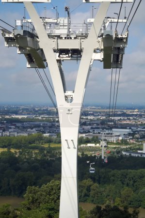 Téléchargez les photos : Toulouse, France - 4 juin 2023 - Le plus haut pylône de 70 m du téléphérique de Tlo : il supporte la plus longue travée du téléphérique, traversant la Garonne avant de remonter la pente de la colline Pech-David - en image libre de droit