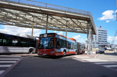 Foto de Toulouse, Francia - 10 de junio de 2023 - Autobuses urbanos articulados Mercedes-Benz Citaro operados por la autoridad de transporte Tisseo, en la terminal de Marengo, por encima del metro y junto a la estación de tren de Matabiau - Imagen libre de derechos