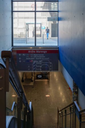 Foto de Toulouse, Francia - 10 de junio de 2023 - Un paso subterráneo con escaleras mecánicas dentro del Arco de Marengo, cruzando debajo del Boulevard para conectar la Biblioteca José Cabanis con la estación de autobuses, trenes y metro de Matabiau - Imagen libre de derechos