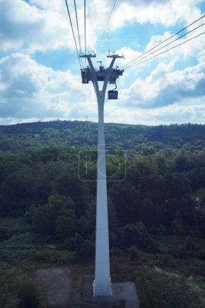 Téléchargez les photos : Toulouse, France - 4 juin 2023 - Le plus haut pylône de 70 m du téléphérique de Tlo : il supporte la plus longue travée du téléphérique, traversant la Garonne avant de remonter la pente de la colline Pech-David - en image libre de droit