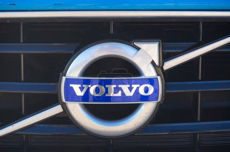 Foto de Drome, Francia - 1 de octubre de 2021 - Logo de un Volvo Cars, en la parrilla del radiador de un V40 II, un modelo de gama alta de coche familiar pequeño que el fabricante sueco de automóviles produjo hasta 2019 en Bélgica - Imagen libre de derechos